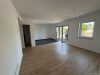 Wohnzimmer mit offenem Küchenbereich